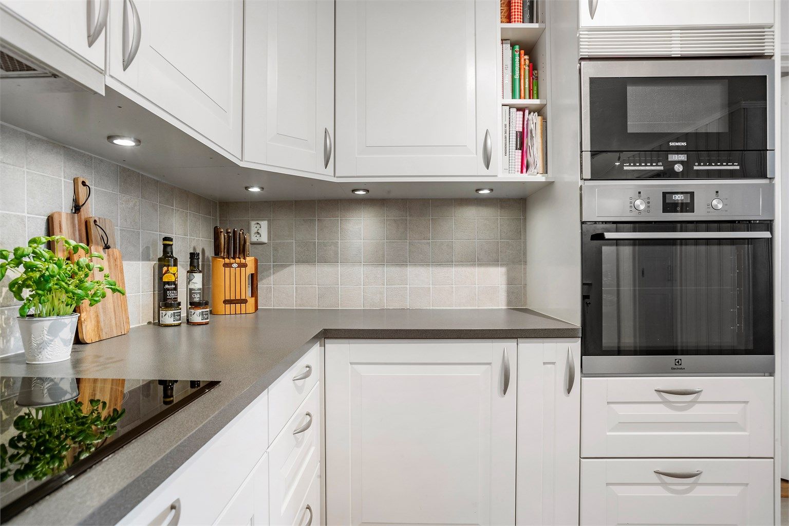 Kjøkkenet er utstyrt med integrerte hvitevarer og frittstående kjøleskap.