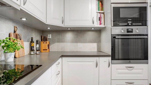 Kjøkkenet er utstyrt med integrerte hvitevarer og frittstående kjøleskap.