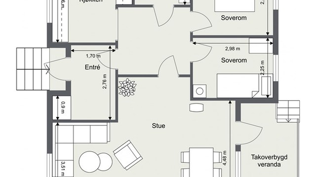 Boligen har en arealeffektiv planløsning på ett plan, med to soverom og adskilt stue og kjøkken.