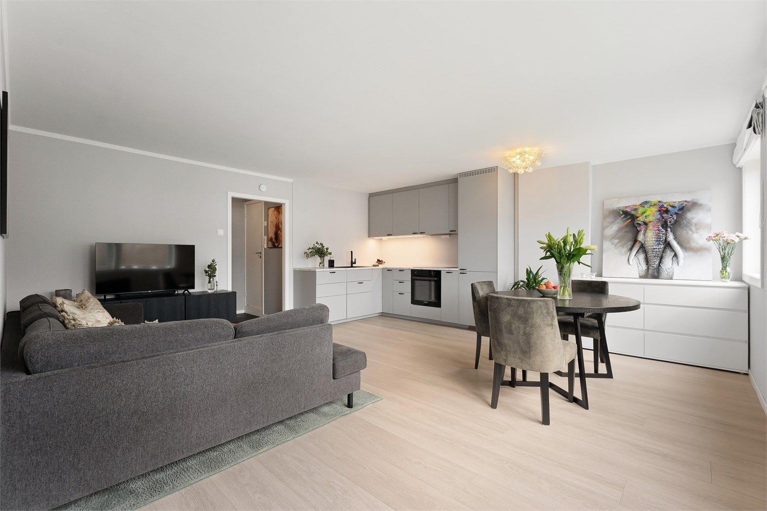 Stuen har god plass til både spisebord og en sofagruppe.