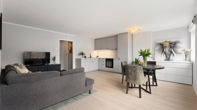 Stuen har god plass til både spisebord og en sofagruppe.