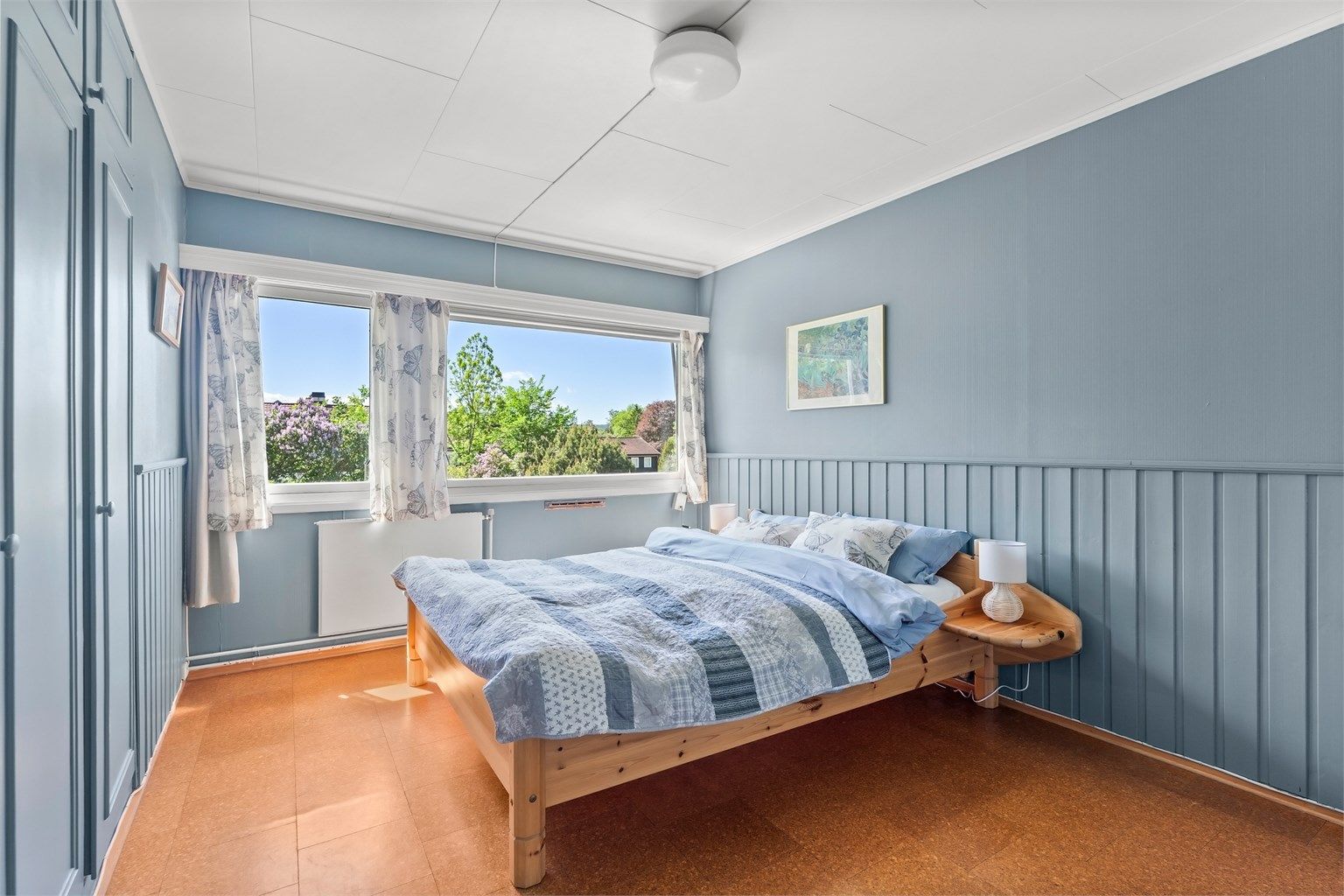 Hovedsoverom med god plass og panel på veggene.