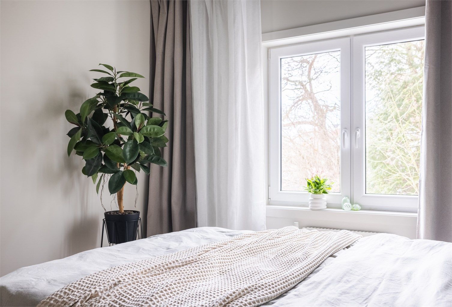 Stort soveromsvindu sørger for godt med lysinnslipp.