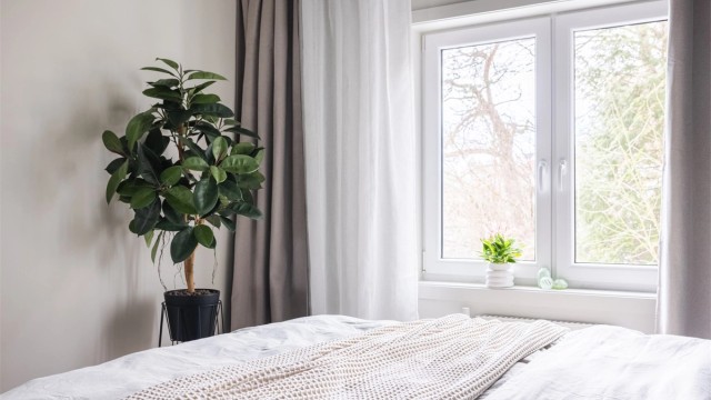 Stort soveromsvindu sørger for godt med lysinnslipp.