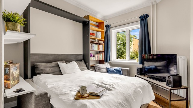 Leiligheten vender inn mot rolig bakgård og lys fra vinduet bidrar til en hyggelig romfølelse.