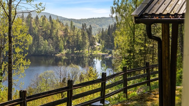 Her får du et fredelig og idyllisk fristed i vakre og naturskjønne omgivelser. Hytta ligger skjermet og fritt til i terrenget, og byr på en helt usjenert beliggenhet med nydelig utsikt over norsk natur og Kleivern i øst.