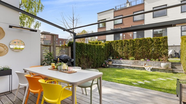 Mye boltreplass for store og små på terrassen og i hagen