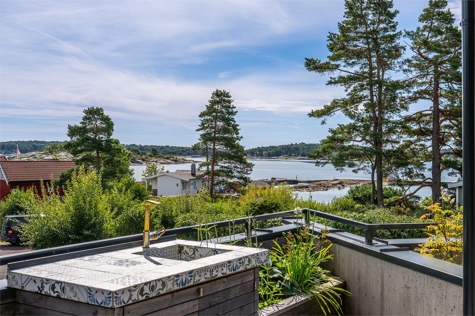 Fantastiske svaberg og badebrygge fra Holtane Vel og Båtforening, som ligger ca. 100 meter fra eiendommen.