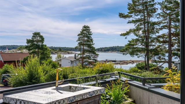 Fantastiske svaberg og badebrygge fra Holtane Vel og Båtforening, som ligger ca. 100 meter fra eiendommen.