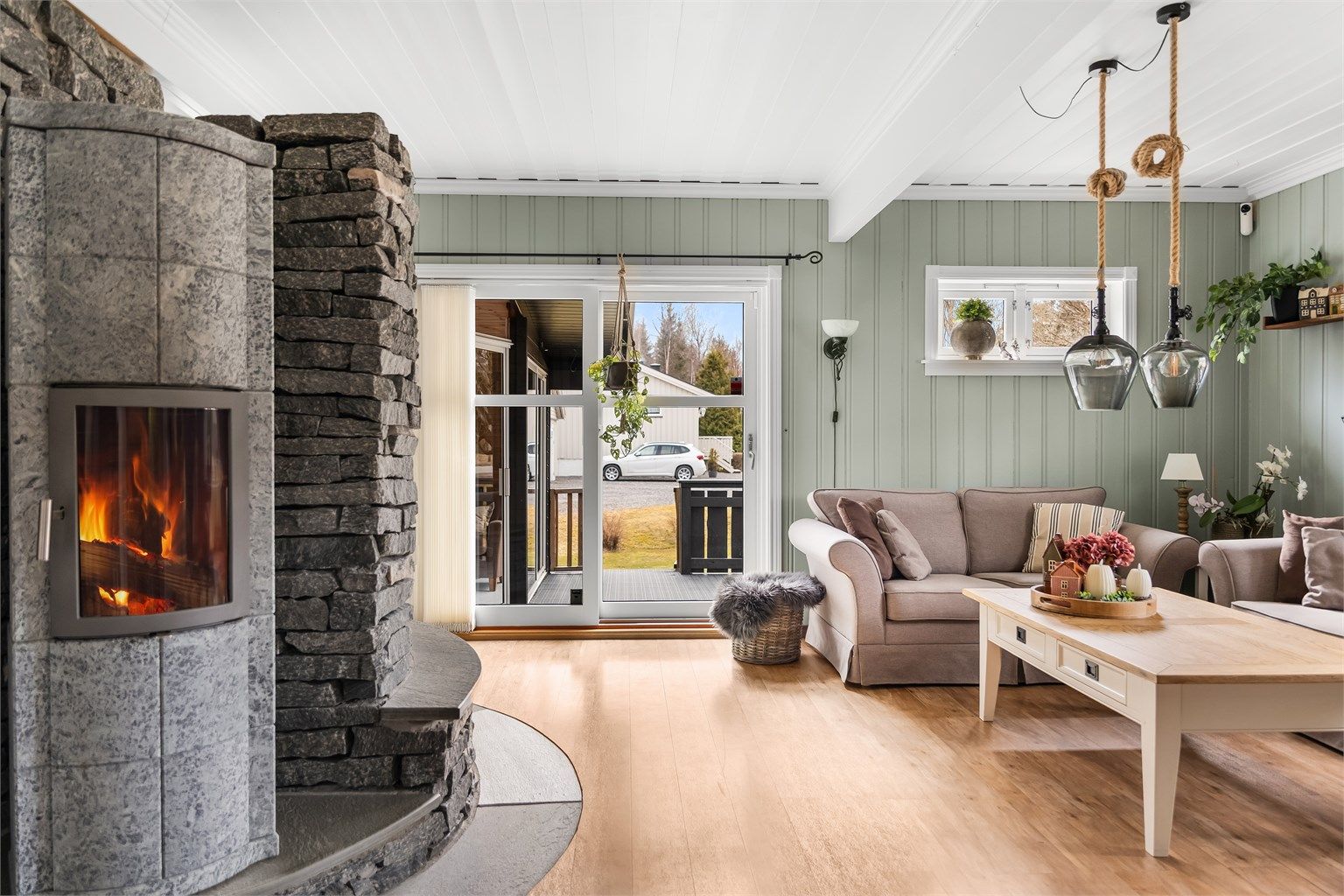 Rommet er lyst og luftig. 