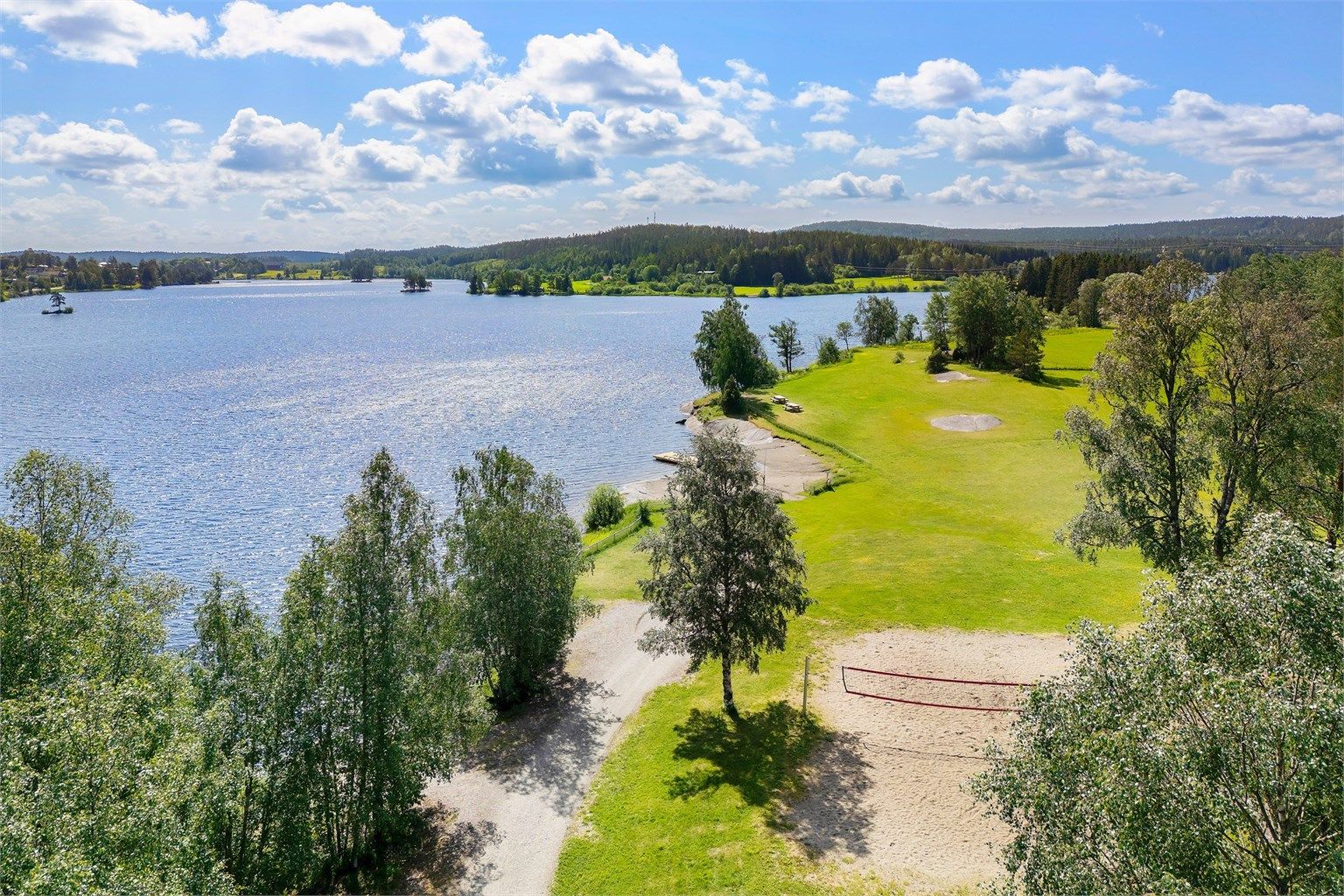 Vik badeplass - populært samlingssted på sommeren. Om vinteren brøytes det turskøytebane og langrennsløyper.