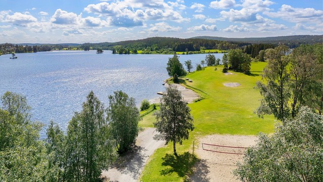 Vik badeplass - populært samlingssted på sommeren. Om vinteren brøytes det turskøytebane og langrennsløyper.