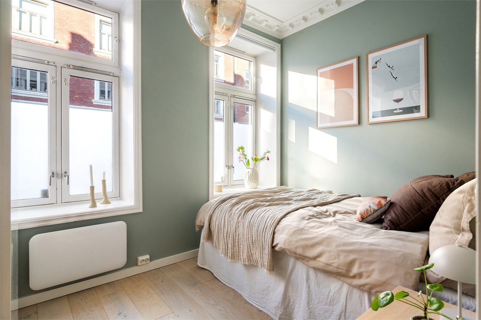 Leilighetens andre soverom har plass til seng og garderobeløsning. Også dette rommet har en god takhøyde og klassisk stukkatur.