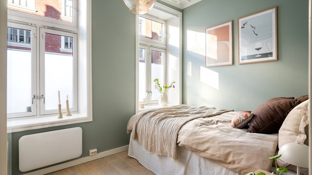 Leilighetens andre soverom har plass til seng og garderobeløsning. Også dette rommet har en god takhøyde og klassisk stukkatur.