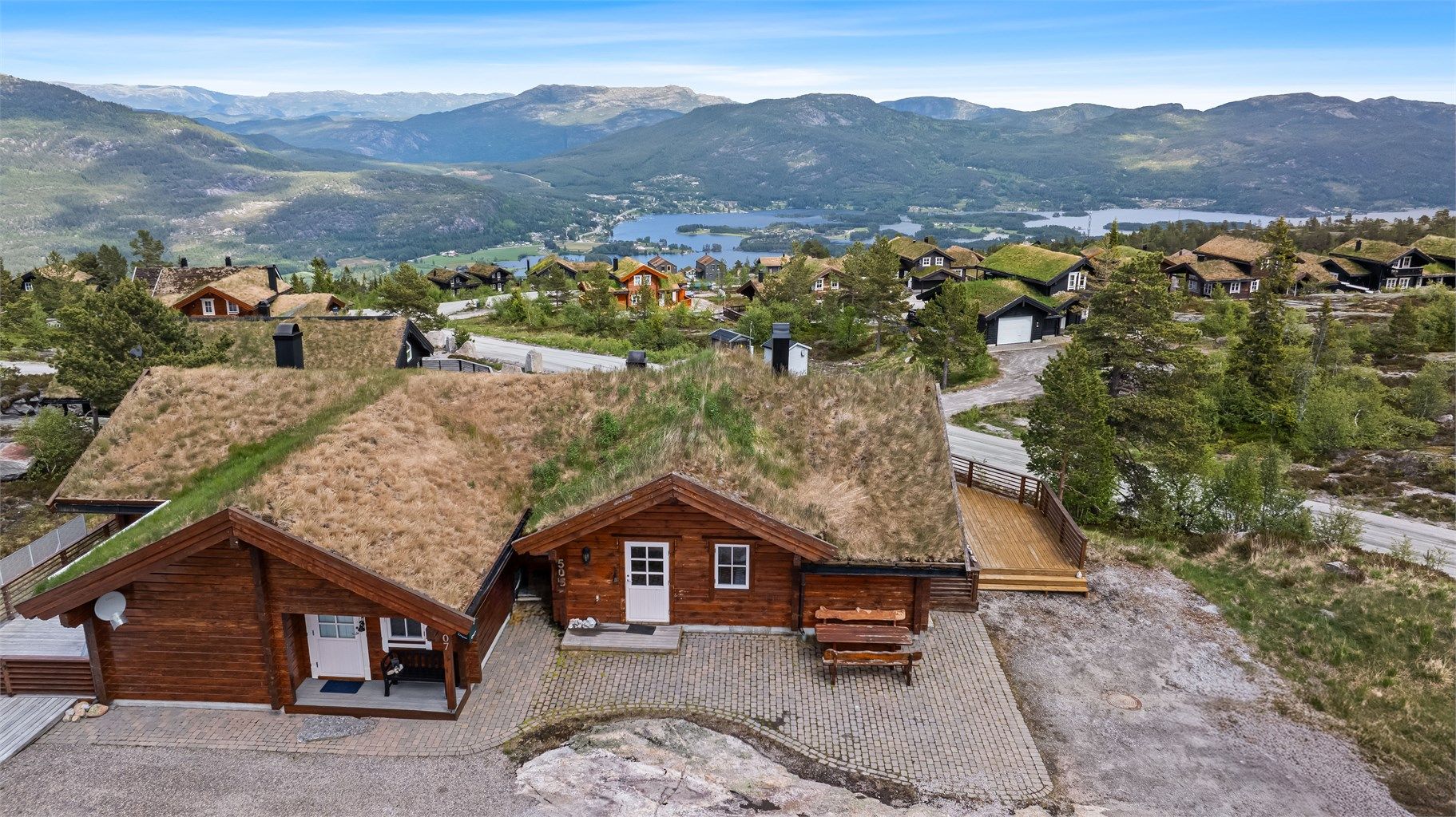 Godt med parkeringsplass på gruset gårdsplass