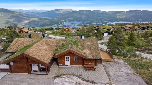 Godt med parkeringsplass på gruset gårdsplass