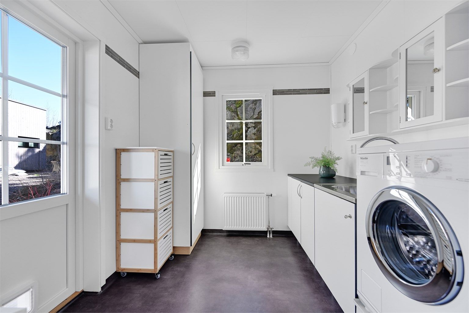 Praktisk vaskerom med egen bi-inngang, opplegg for vaskemaskin og nedfelt utslagsvask.