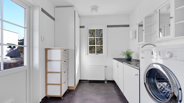 Praktisk vaskerom med egen bi-inngang, opplegg for vaskemaskin og nedfelt utslagsvask.