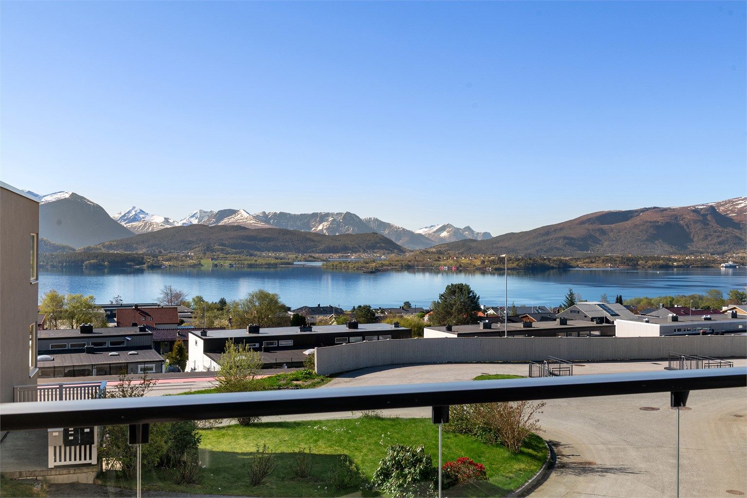 Fra balkongen ser du utover et etablert boligområde med nærhet til sjøen