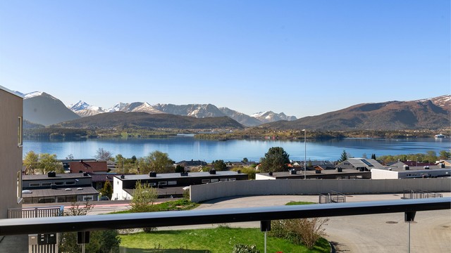 Fra balkongen ser du utover et etablert boligområde med nærhet til sjøen