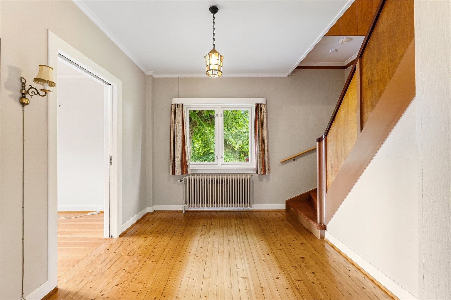 Hall med trapperom. Skyvedører inn til hovedstuen