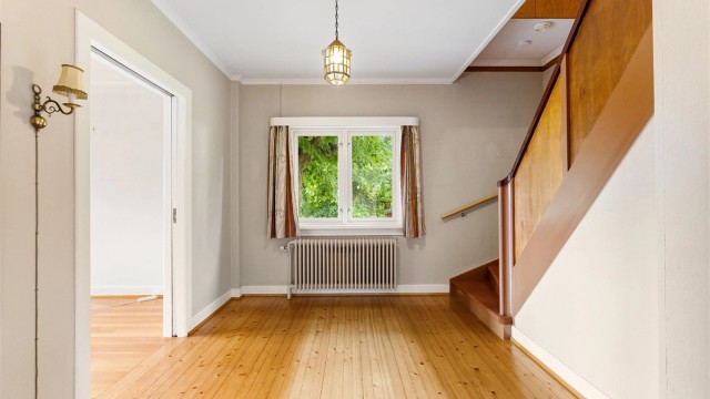 Hall med trapperom. Skyvedører inn til hovedstuen