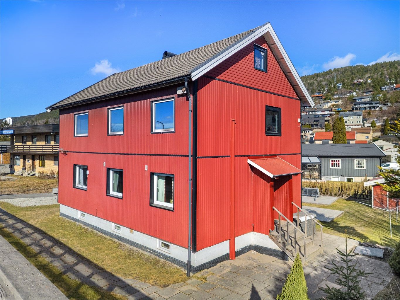 Boligen er oppført i 1954 og har en sentral beliggenhet i et etablert område i Drammen. 
Foto: Ole Thorgeir Solheim Thoresen