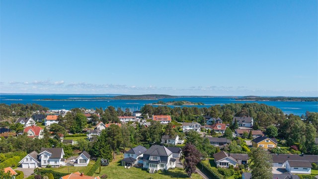 Dette er et nabolag preget av nærhet til sjøen, med badeplasser og båthavner innen gang- og sykkelavstand.