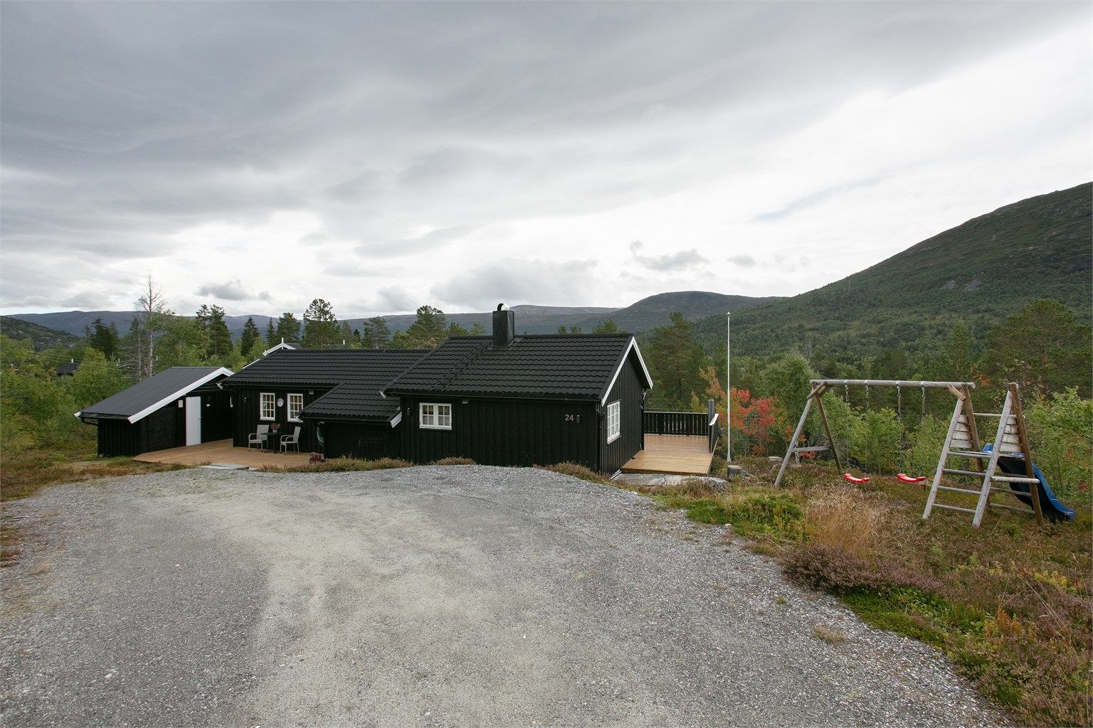Romslig gårdsplass med plass til flere biler på egen tomt.