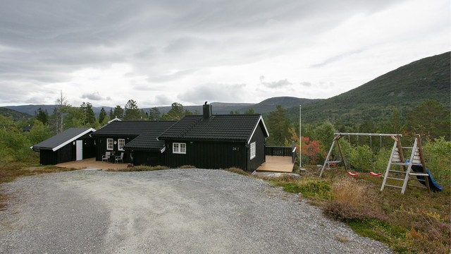 Romslig gårdsplass med plass til flere biler på egen tomt.