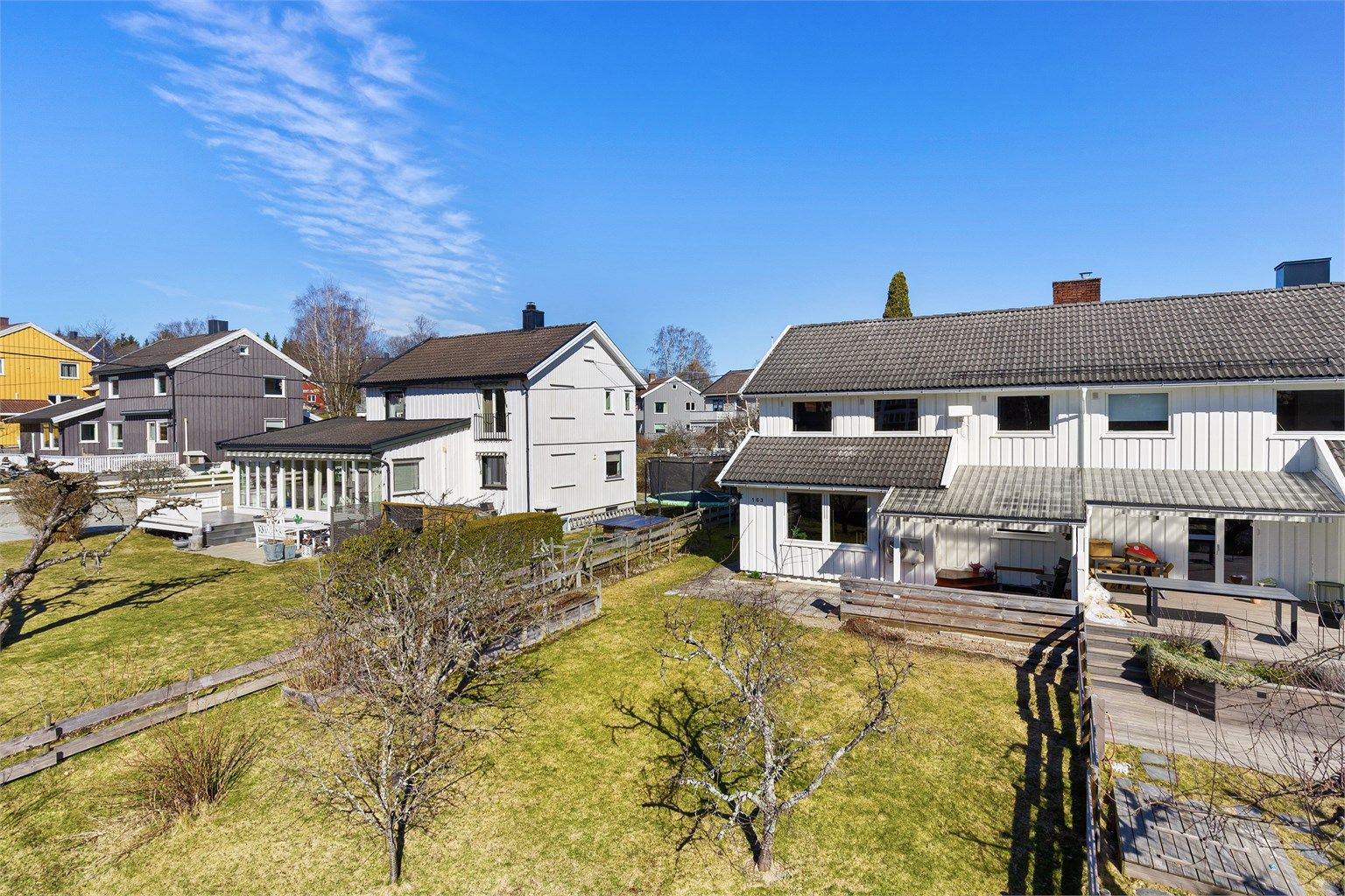 Stor og solrik hage som er sørvest-vendt 