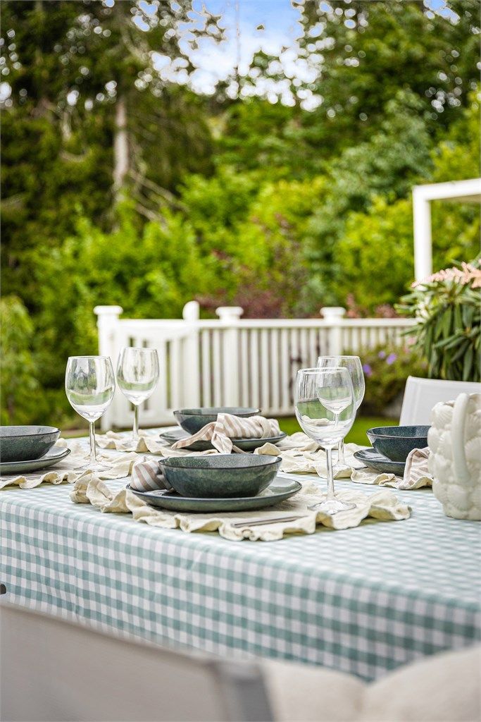 Detaljene skaper en innbydende ramme for utendørs måltider.