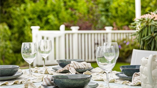 Detaljene skaper en innbydende ramme for utendørs måltider.