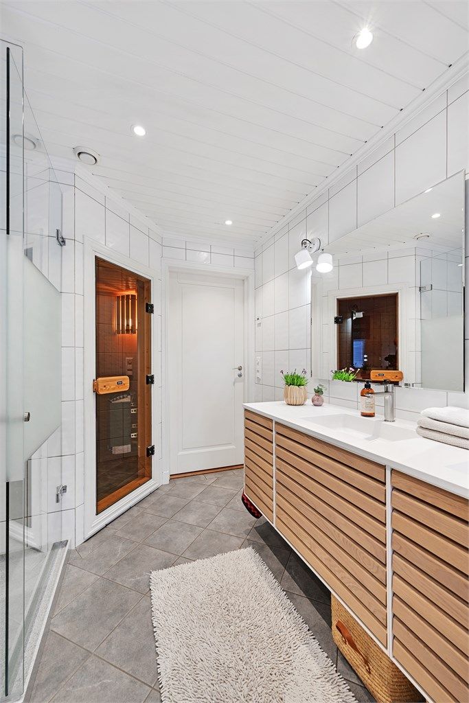 Badet er helfliset og har balansert ventilasjon. Herfra er det også inngang til badstuen.