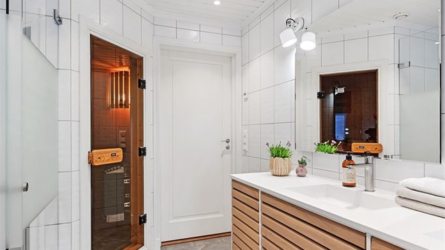 Badet er helfliset og har balansert ventilasjon. Herfra er det også inngang til badstuen.