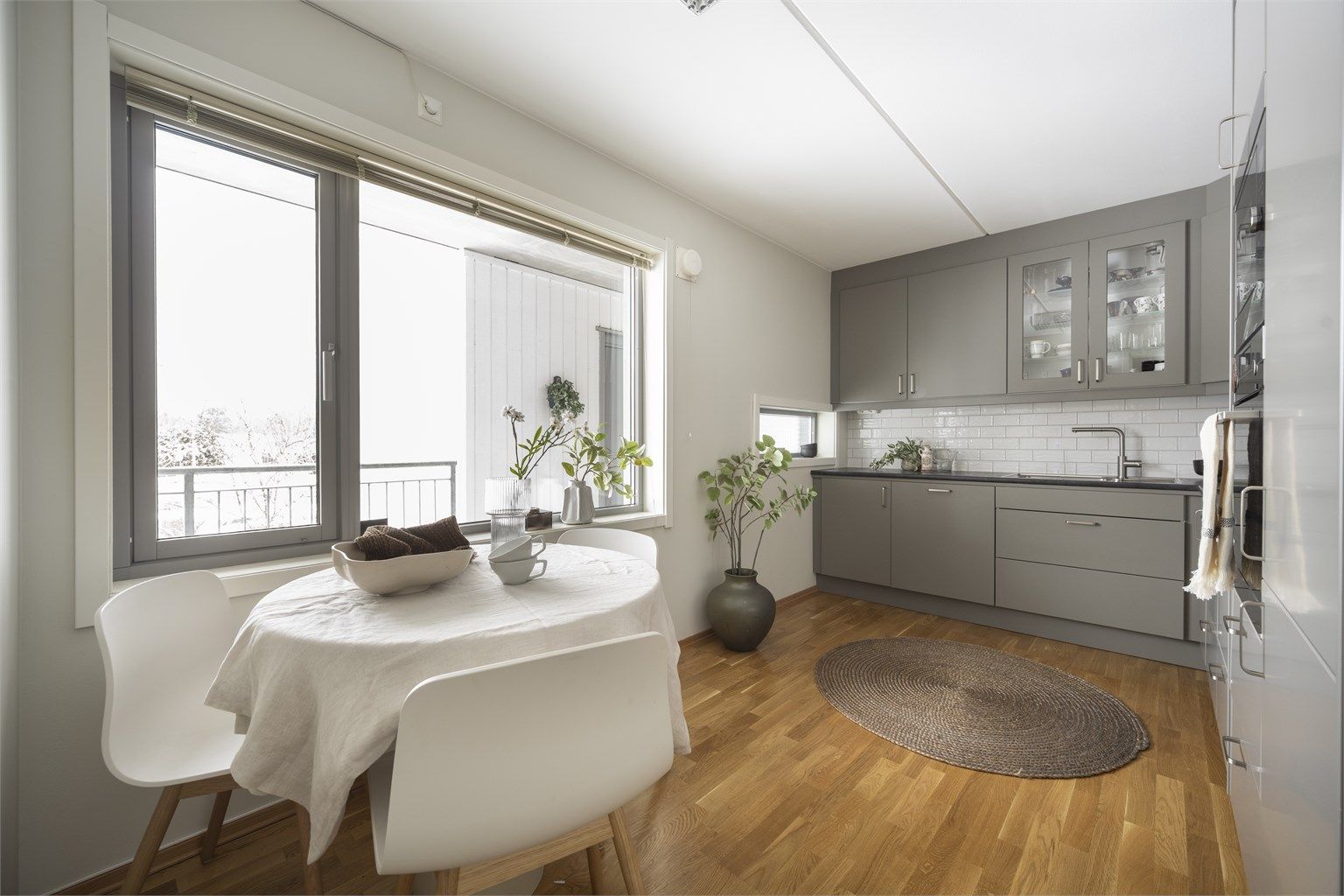 Flott, separat kjøkken med god plass til spisegruppe. Foto: Martine Eren Jacobsen.