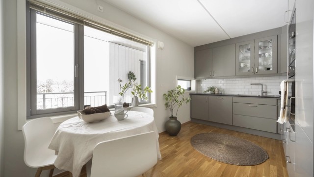 Flott, separat kjøkken med god plass til spisegruppe. Foto: Martine Eren Jacobsen.