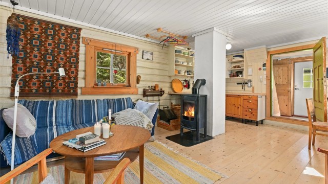 Stuen er stor med sofakrok og spisestue.