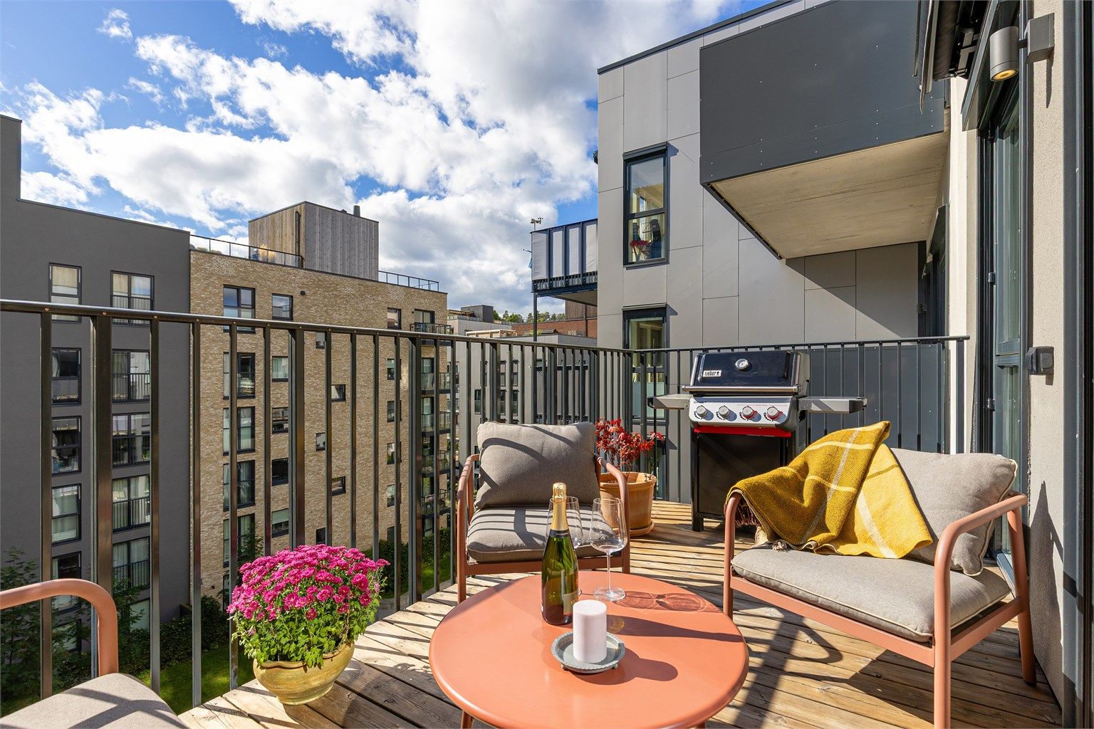 Den sørvendte balkongen på 11 m² er en forlengelse av stuen på varme dager.