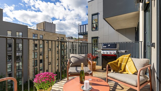 Den sørvendte balkongen på 11 m² er en forlengelse av stuen på varme dager.