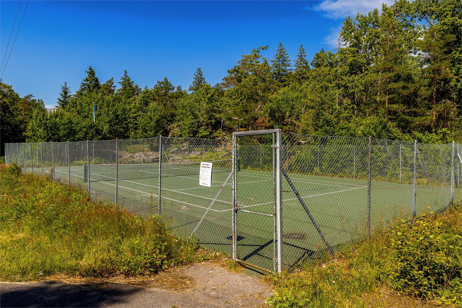 Holtefjell er et velorganisert hytteområde beliggende rett vest for Ula mot Eftang. Store fellesarealer, lekeplasser og molohavn kjennetegner området. Det finnes også egen tennis- og petanquebane i området.