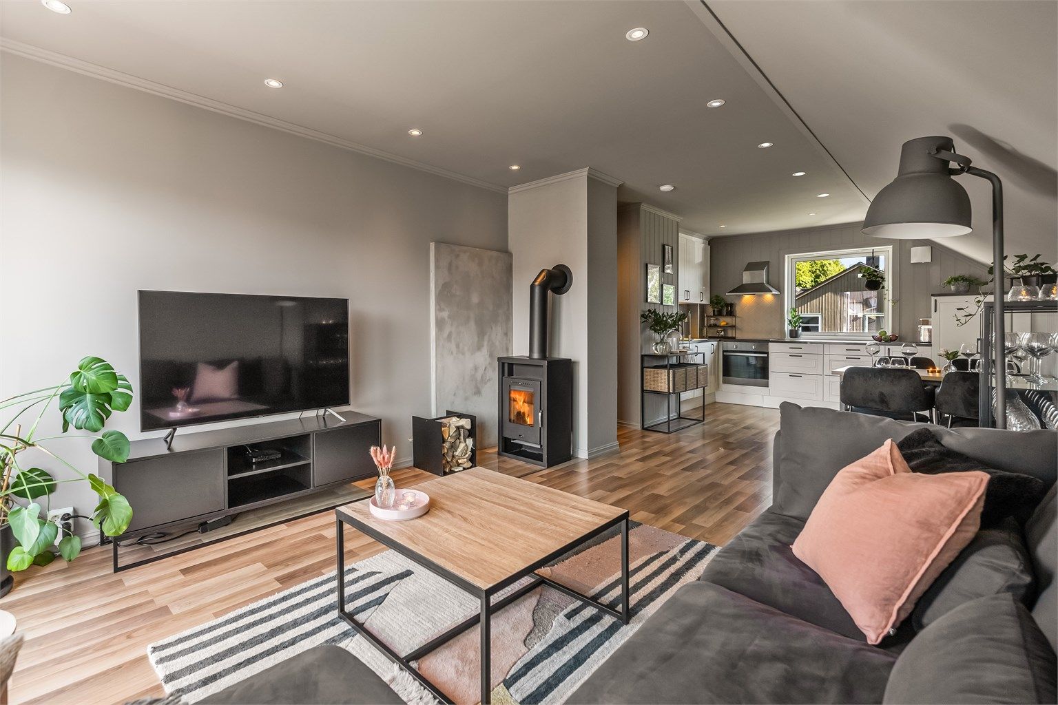 Boligen ligger i andre etasje med svært god internbeliggenhet på enden ved lekeplass.