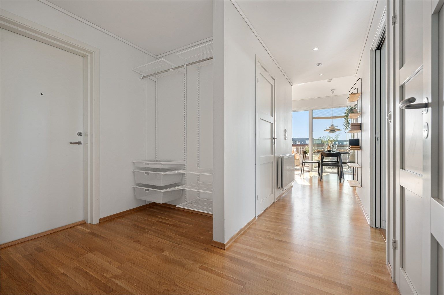 I entréen er det praktisk garderobenisje - Walk in garderoberom/bod er ikke avbildet