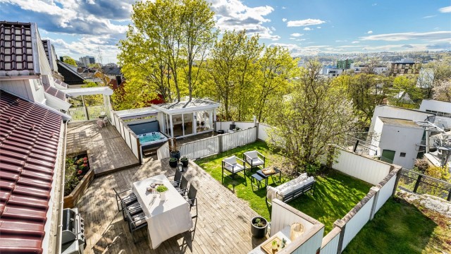 Tilbaketrukket i høyden, med flott utsikt over byområdet.