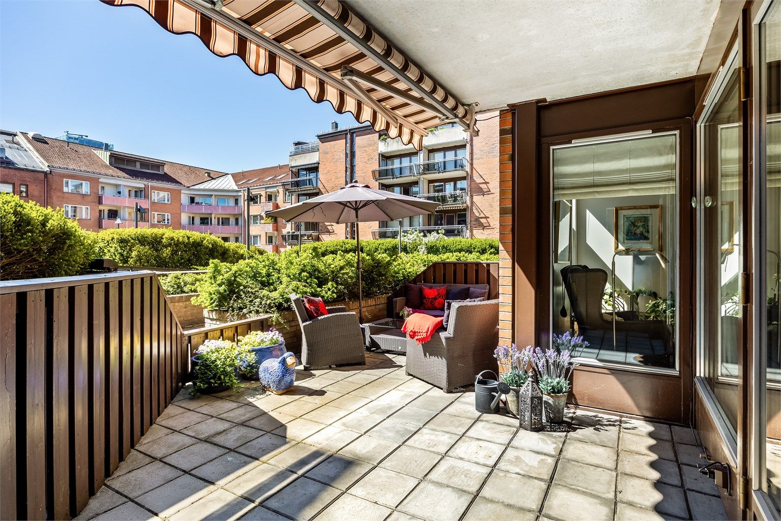 Utgang til 20 kvm syd-vestvendt og delvis overbygget markterrasse fra stuen. Her er det godt med plass til møblering og enkelt å skape en fin utesone.  