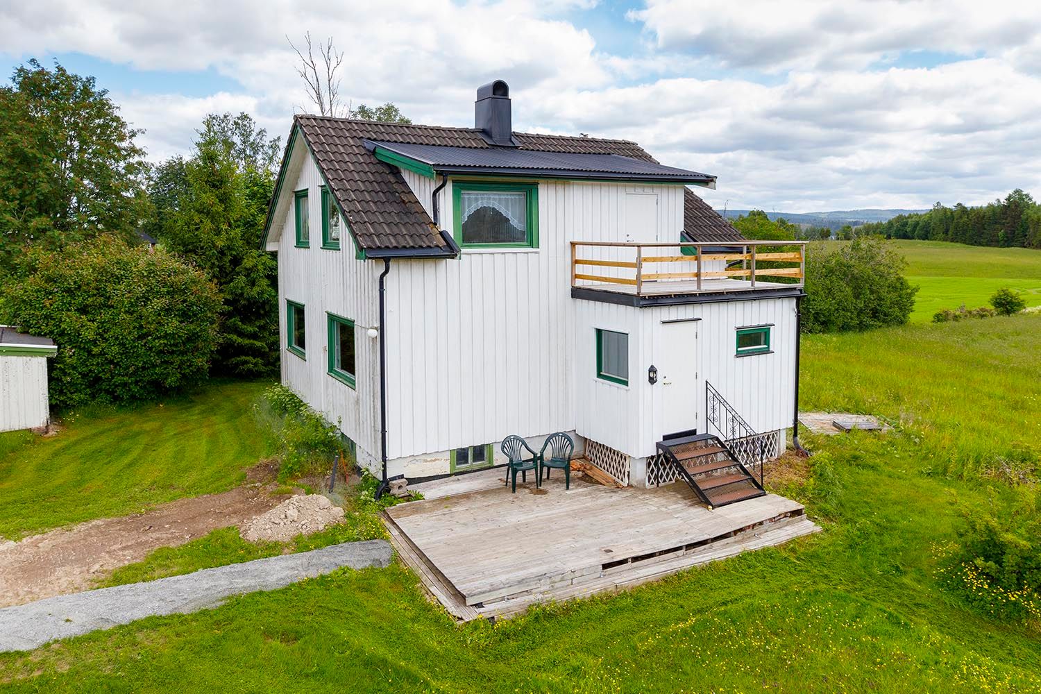 Boligen er beliggende i et landlig og rolig område.