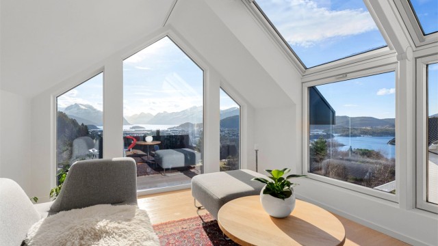 Fra loftstuen kan du nyte utsikten mot Hjørundfjorden og Sunnmørsalpene i syd og Borgundfjorden i vest