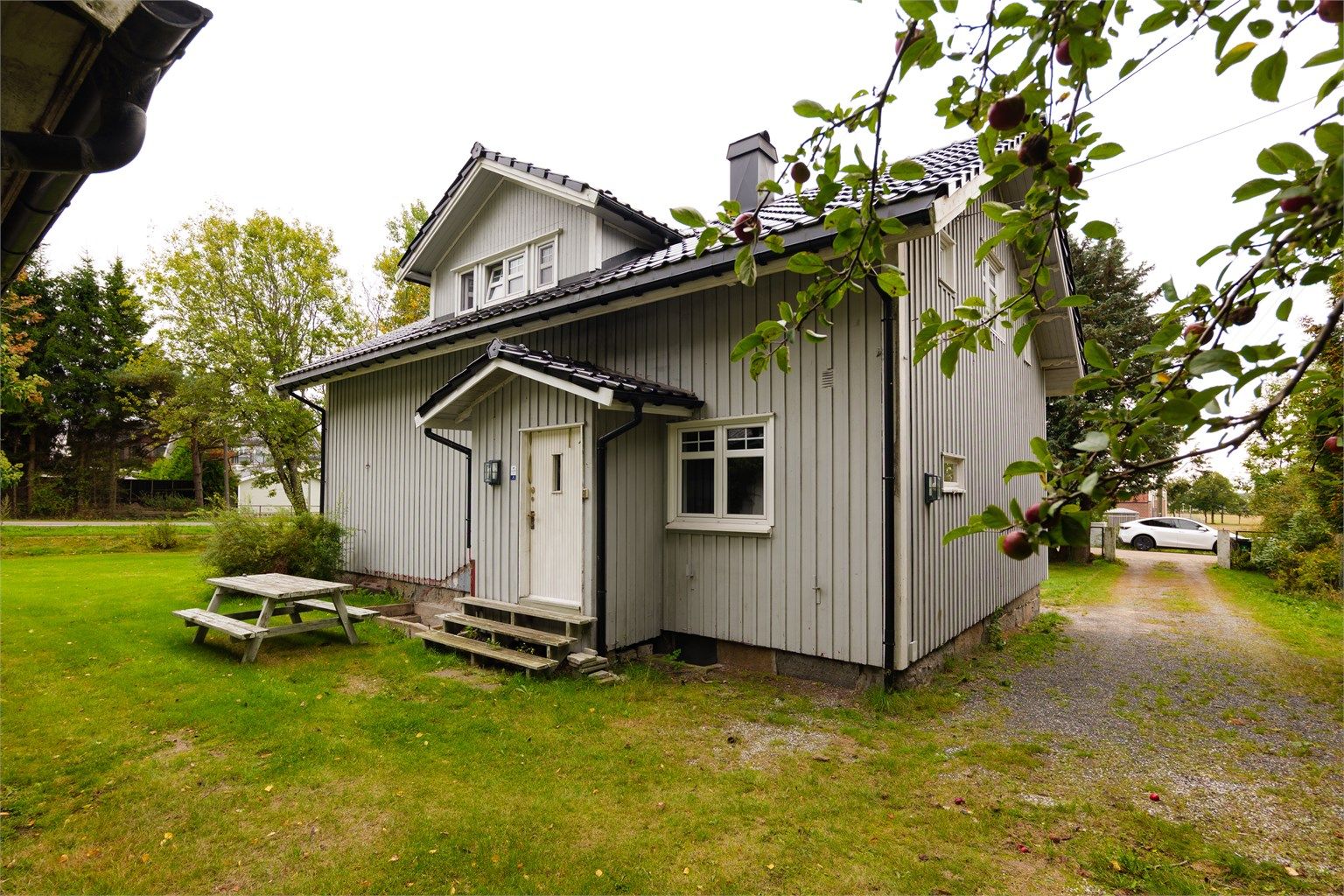 Taktekking over kjøkkeninngangen ble skiftet ut sommeren 2026. Yttertaket på boligens hoveddel ble lagt om i 2015, nye beslag og takrenner ble samtidig montert.