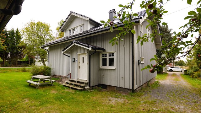 Taktekking over kjøkkeninngangen ble skiftet ut sommeren 2026. Yttertaket på boligens hoveddel ble lagt om i 2015, nye beslag og takrenner ble samtidig montert.
