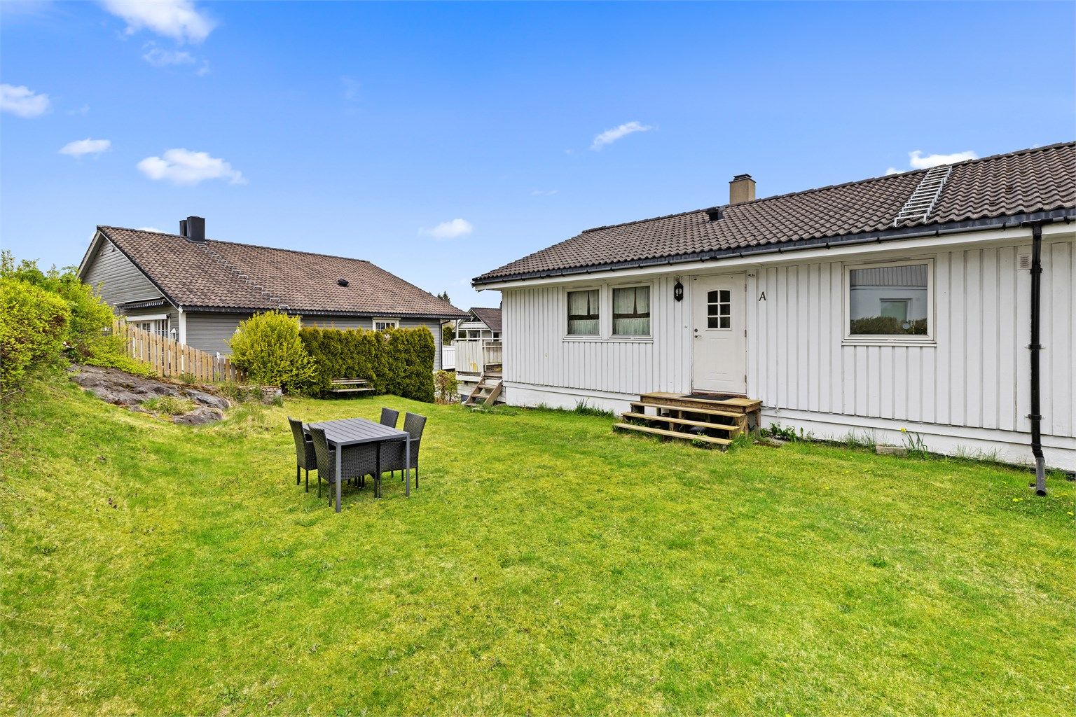 Felles tomt som er opparbeidet med plenarealer og beplantning.